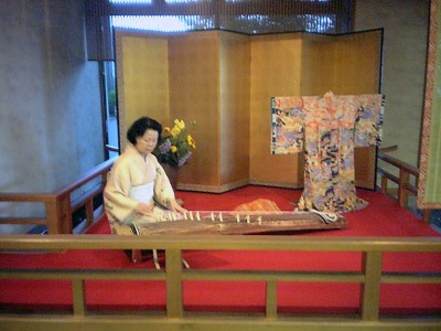 050729 古久屋旅館ロビーでお琴