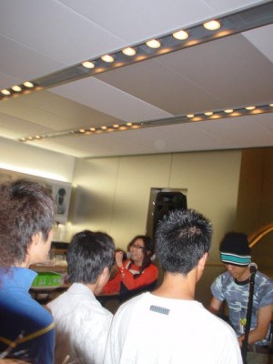 050910 アップルストア人混みの中のKyoko