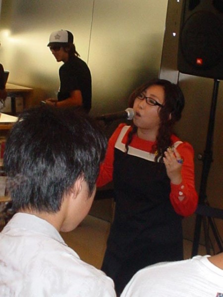 050910 Kyoko in Apple Store